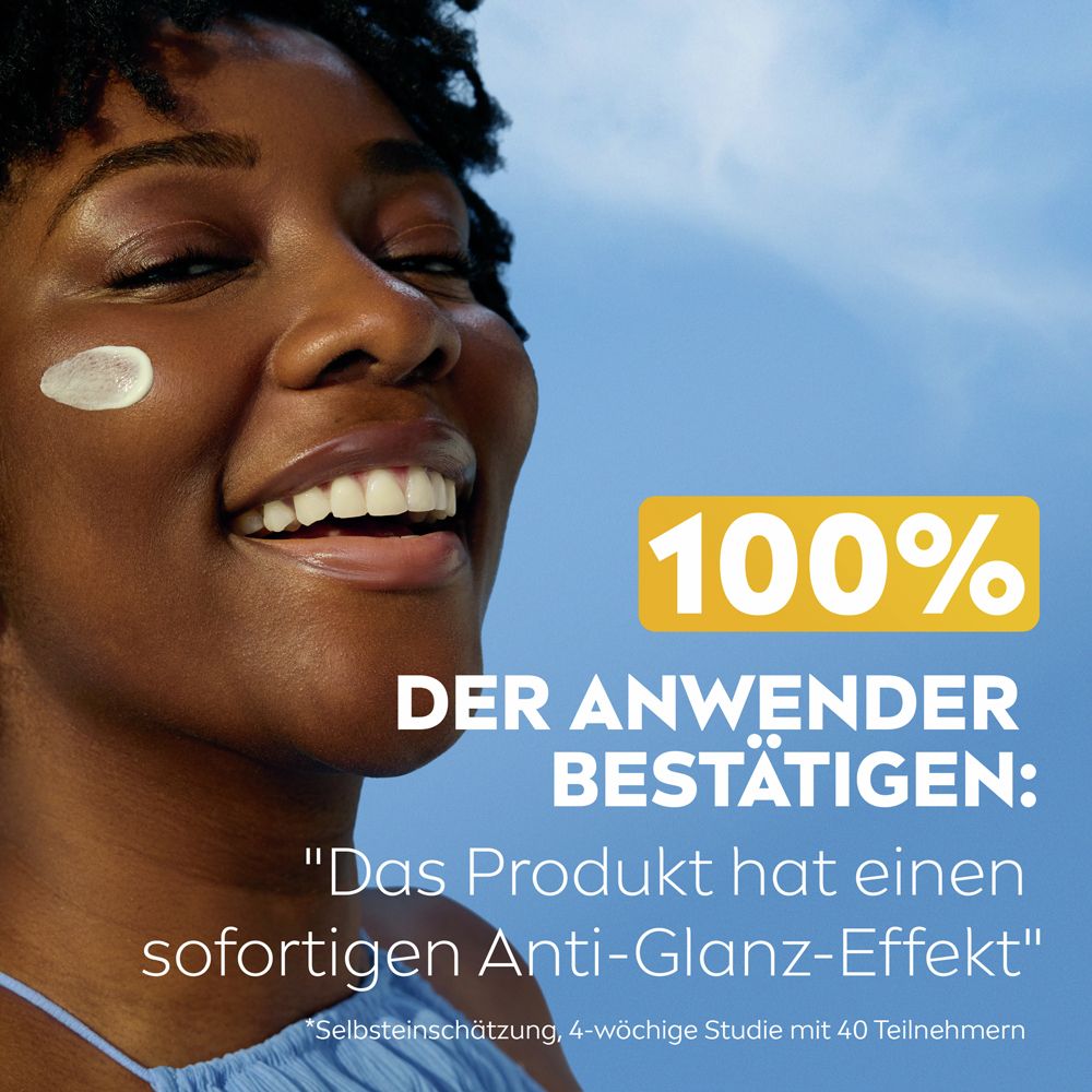 Frau mit Produkt auf der Haut. Text: 100% bestätigen Anti-Glanz-Effekt. Studie mit 40 Teilnehmern. Blauer Hintergrund.