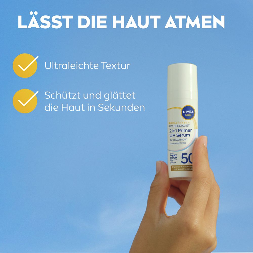Hand hält NIVEA SUN 2in1 Primer UV Serum LSF 50+. Ultraleichte Textur, schützt und glättet.