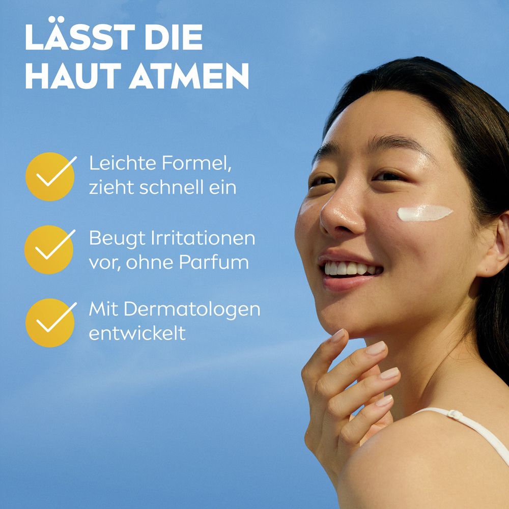 Frau mit Creme im Gesicht. Leichte Formel, zieht schnell ein. Beugt Irritationen vor, ohne Parfum. Mit Dermatologen entwickelt.