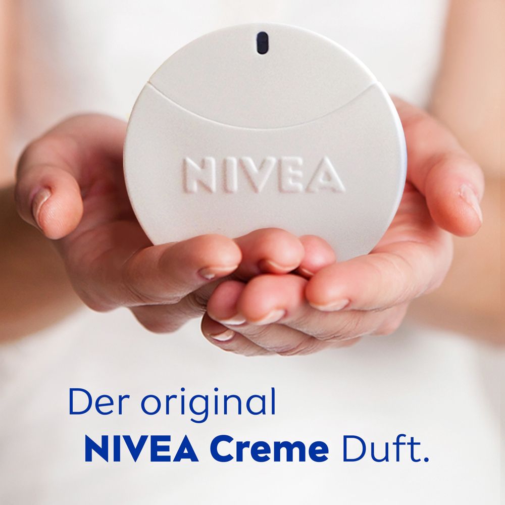 Hände halten den originalen Nivea Creme Duft Eau de Toilette Flakon.