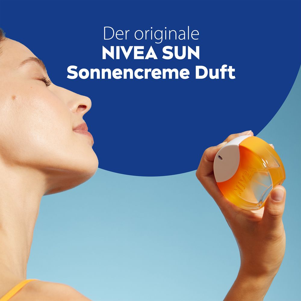 Frau hält NIVEA SUN Eau de Toilette Flakon, der Text lautet 'Der originale NIVEA SUN Sonnencreme Duft'.