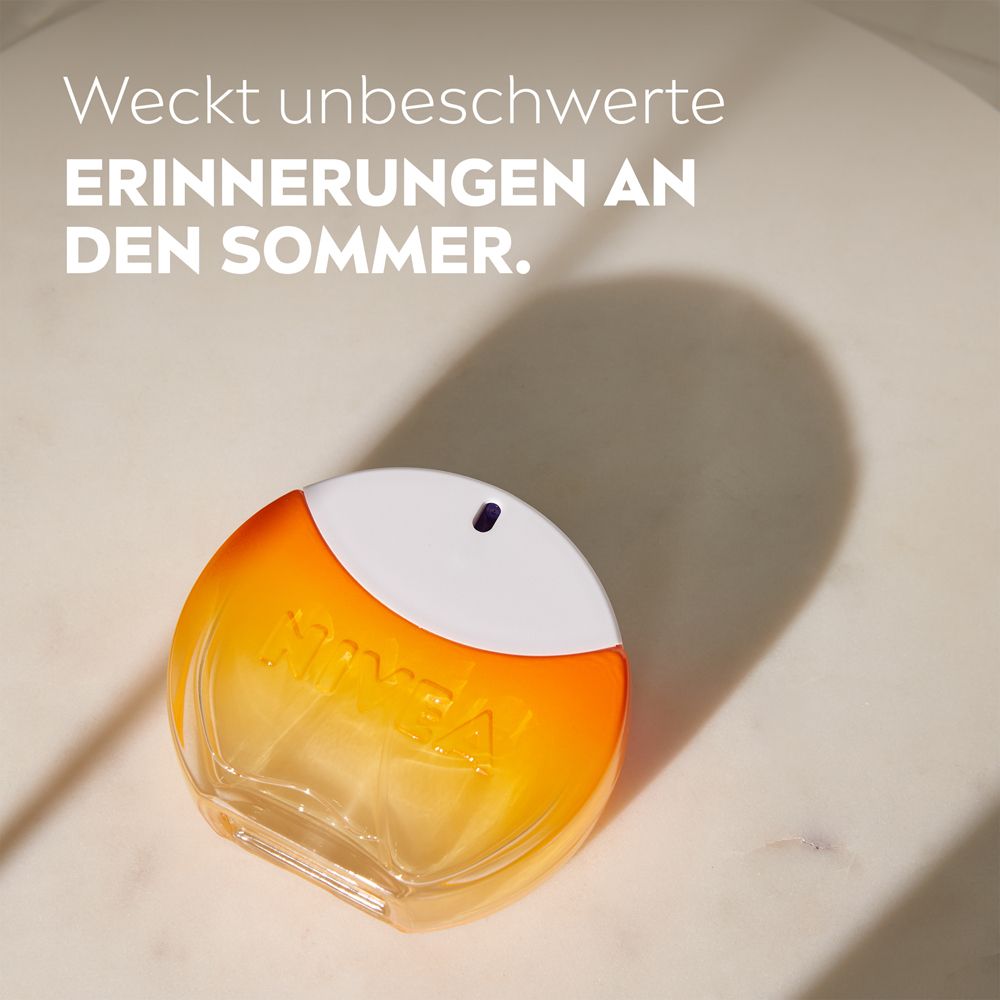 NIVEA SUN Eau de Toilette Flakon auf Marmoroberfläche, Text: 'Weckt unbeschwerte Erinnerungen an den Sommer'.