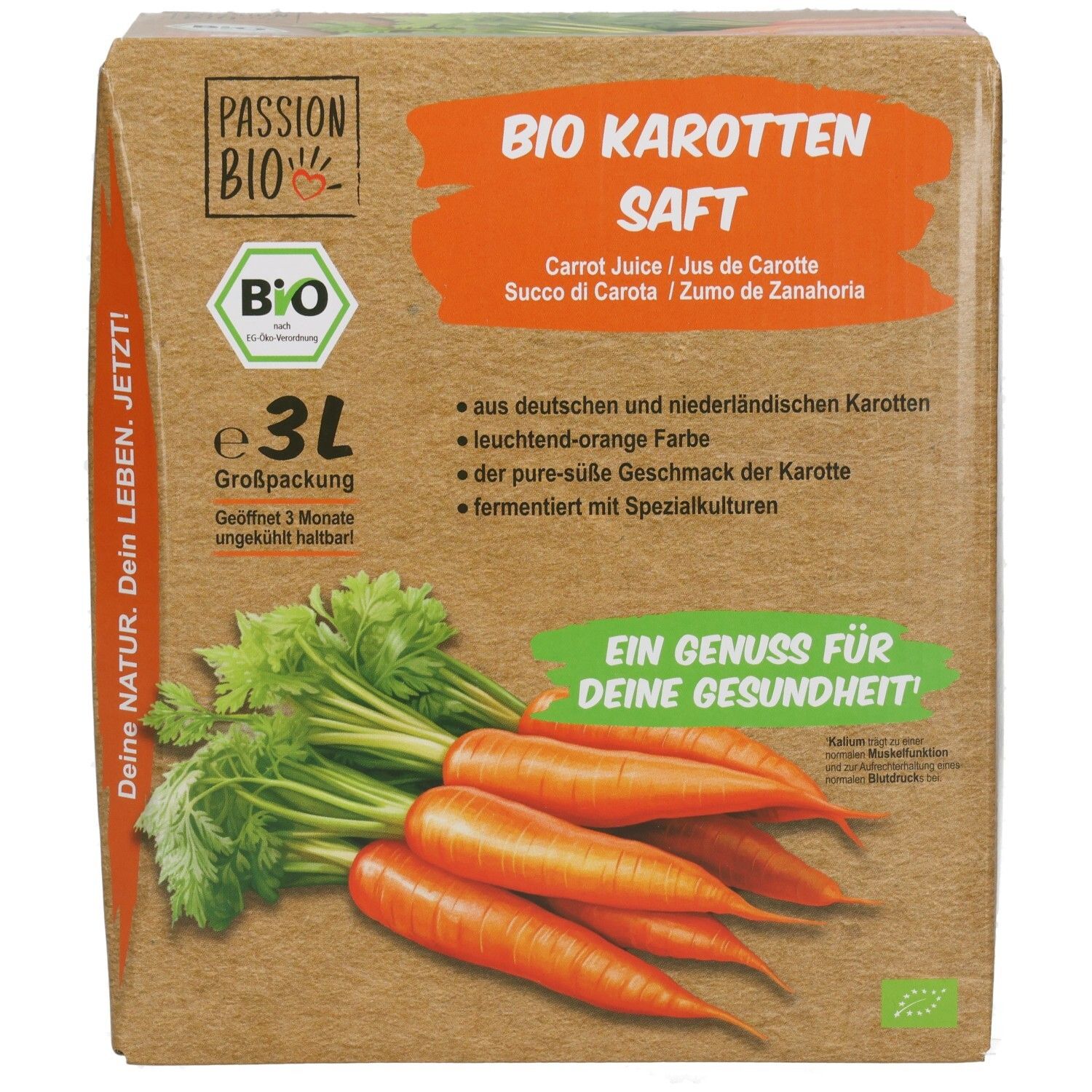 Karton mit Bio Karottensaft. Aufdrucke: Bio-Siegel, 3L, Karotten-Abbildung. Text: Carrot Juice, Succo di Carota, Zumo de Zanahoria. Vorderseite mit Produktbeschreibung.