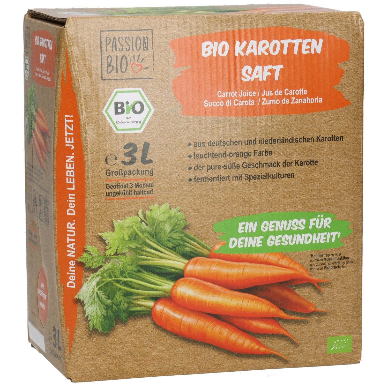 Karton mit Bio Karottensaft. Aufdrucke: Bio-Siegel, 3L, Karotten-Abbildung. Text: Carrot Juice, Succo di Carota, Zumo de Zanahoria. Vorderseite mit Produktbeschreibung.
