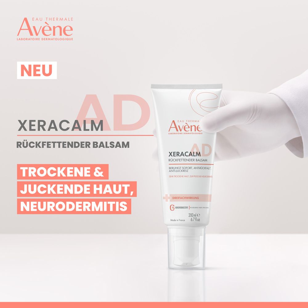 Avène XeraCalm AD Rückfettender Balsam. Weiße Tube, gehalten von einer Hand mit Handschuh. Text: Trockene & juckende Haut, Neurodermitis.