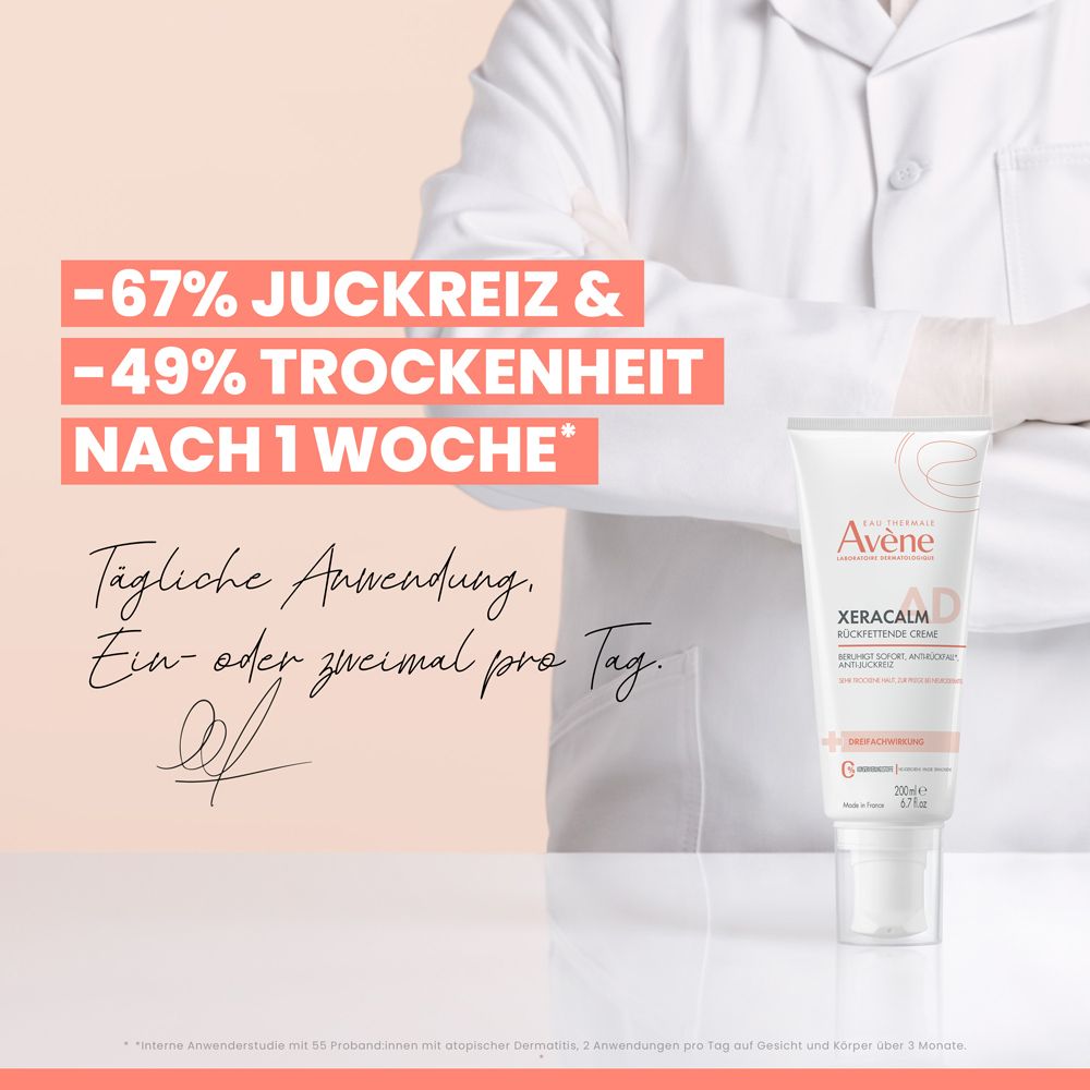 Avène XeraCalm AD Rückfettende Creme. Text: -67% Juckreiz & -49% Trockenheit nach 1 Woche. Tägliche Anwendung, ein- oder zweimal pro Tag.