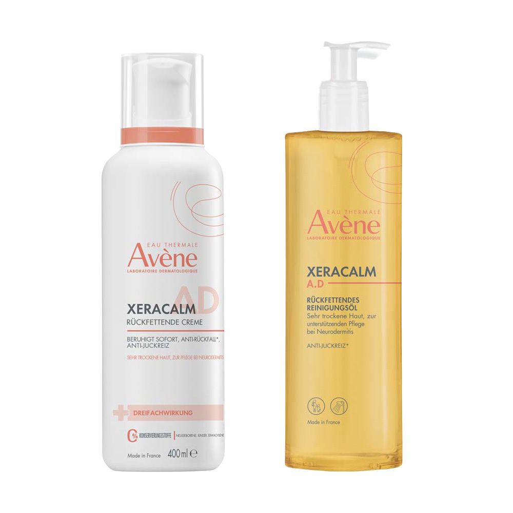 Zwei Flaschen Avène XeraCalm A.D. Produkte. Links: Creme mit Pumpverschluss. Rechts: Reinigungsöl mit Spender. Beide mit Produktnamen und Logo.