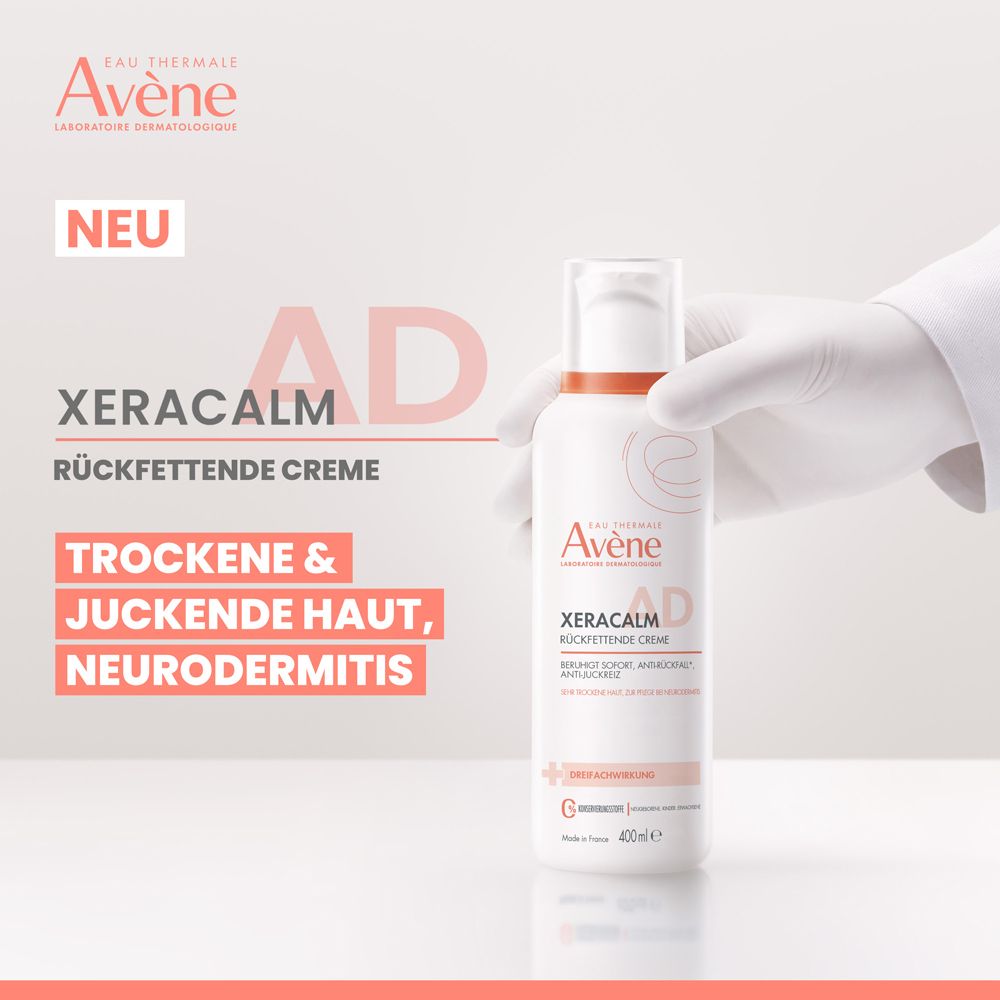 Avène XeraCalm Creme, weißes Fläschchen. Hand mit Handschuh hält es. Text: trockene & juckende Haut, Neurodermitis.