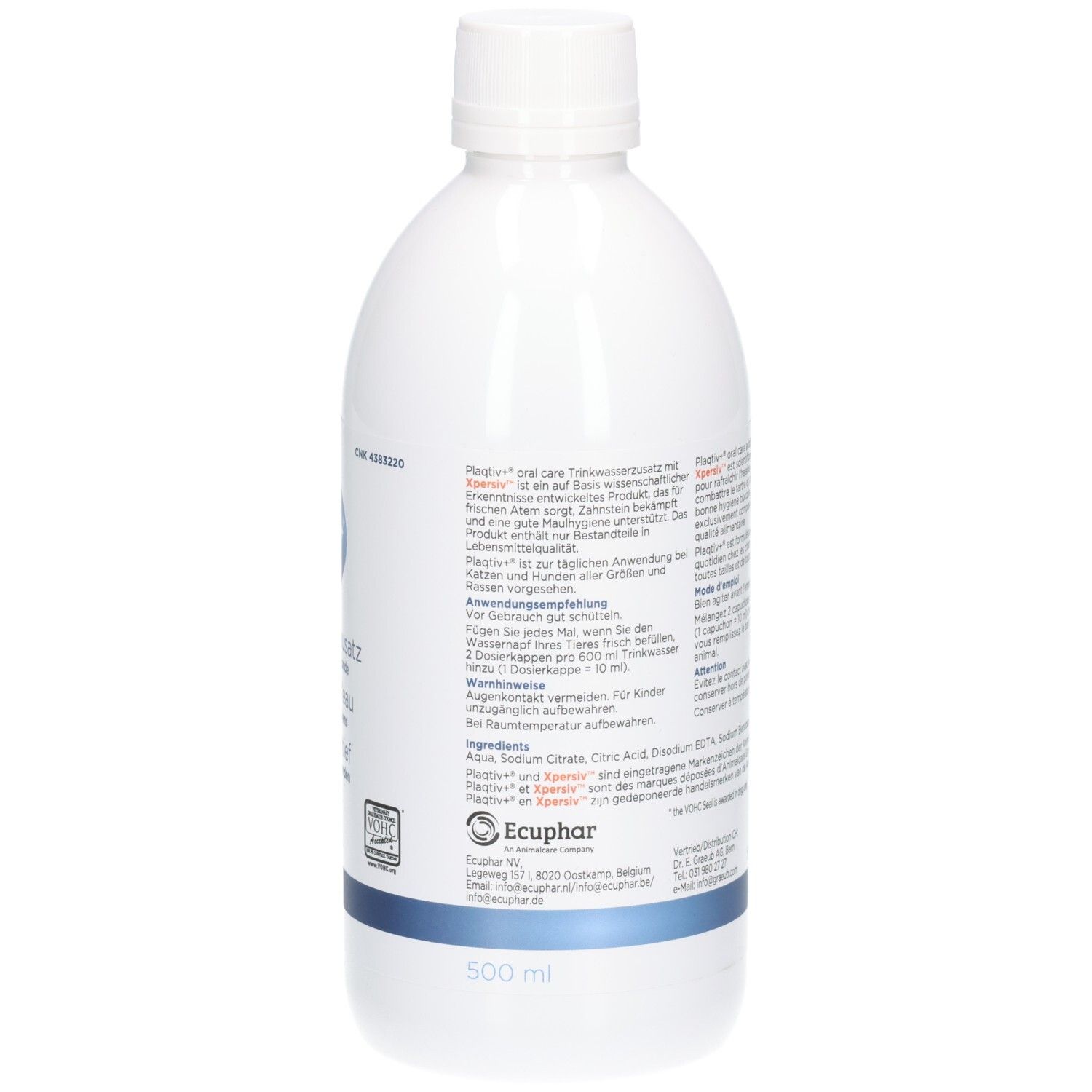 Weiße Flasche mit blauem Etikett und Text. Aufschrift: Plaqtiv+ oral care, Trinkwasserzusatz. Mit Xpersiv Technologie. 500 ml.
