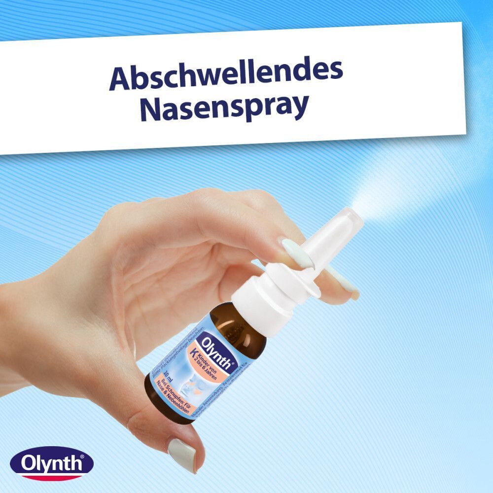 Hand hält eine Flasche Olynth® K 0,05 % Schnupfen Dosierspray. Aufschrift: Abschwellendes Nasenspray. Sprühnebel wird gezeigt.
