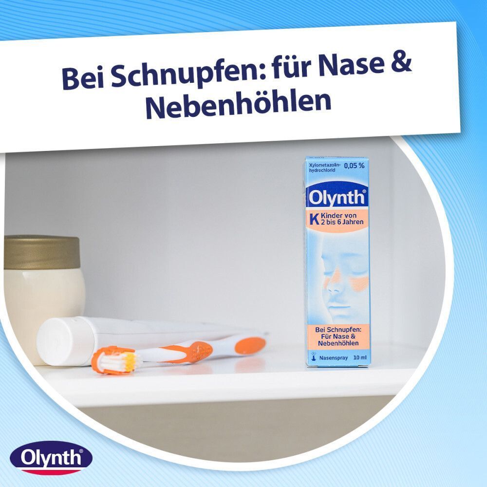 Olynth® K 0,05 % Schnupfen Dosierspray auf einem Regal. Aufschrift: Bei Schnupfen: für Nase & Nebenhöhlen. Daneben Zahnbürste und Creme.