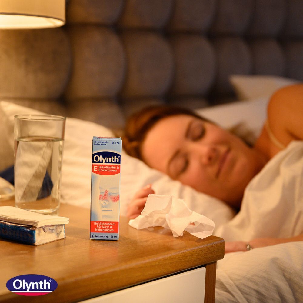 Frau liegt im Bett, Nachttisch mit Olynth-Packung. Text: Für Erwachsene und Kinder ab 6 Jahren. Olynth Logo.