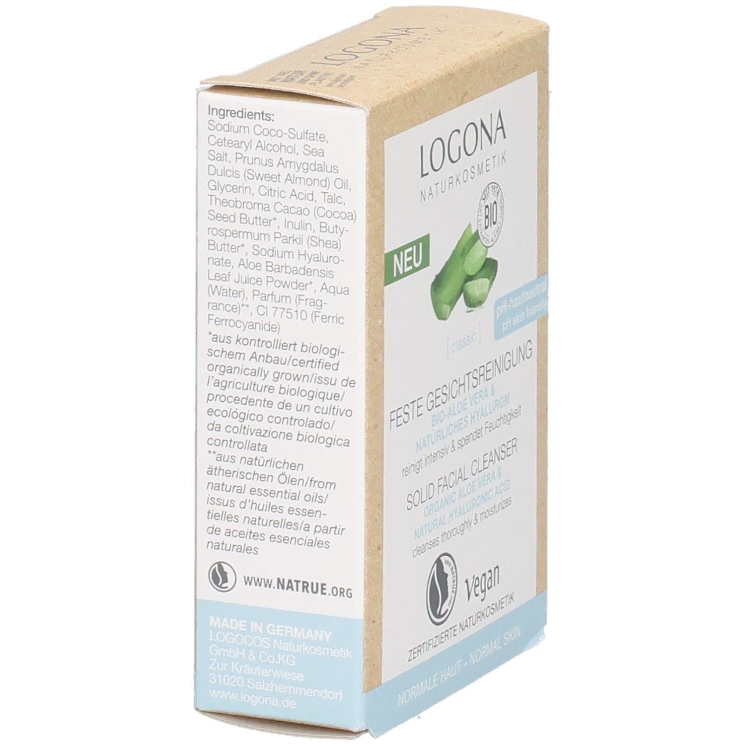 Kartonverpackung, Seitenansicht. Logo, Inhaltsstoffe, Zertifizierungen, Kontaktinformationen. Natrue-Logo, Vegan-Logo.