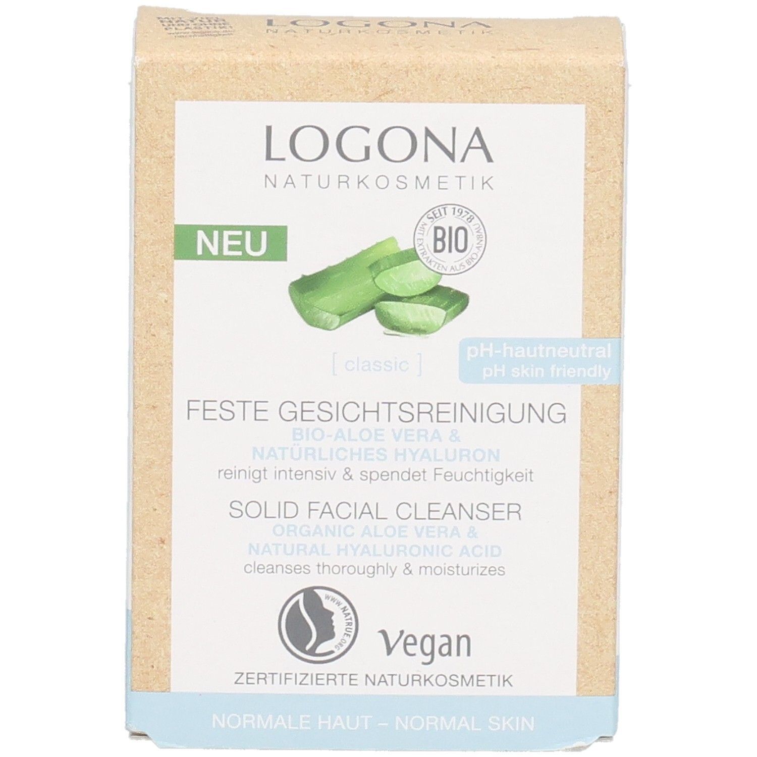 Kartonverpackung mit Produktinformationen. Logo, Produktname, Aloe Vera-Abbildung, Bio-Siegel, Vegan-Logo. Für normale Haut.