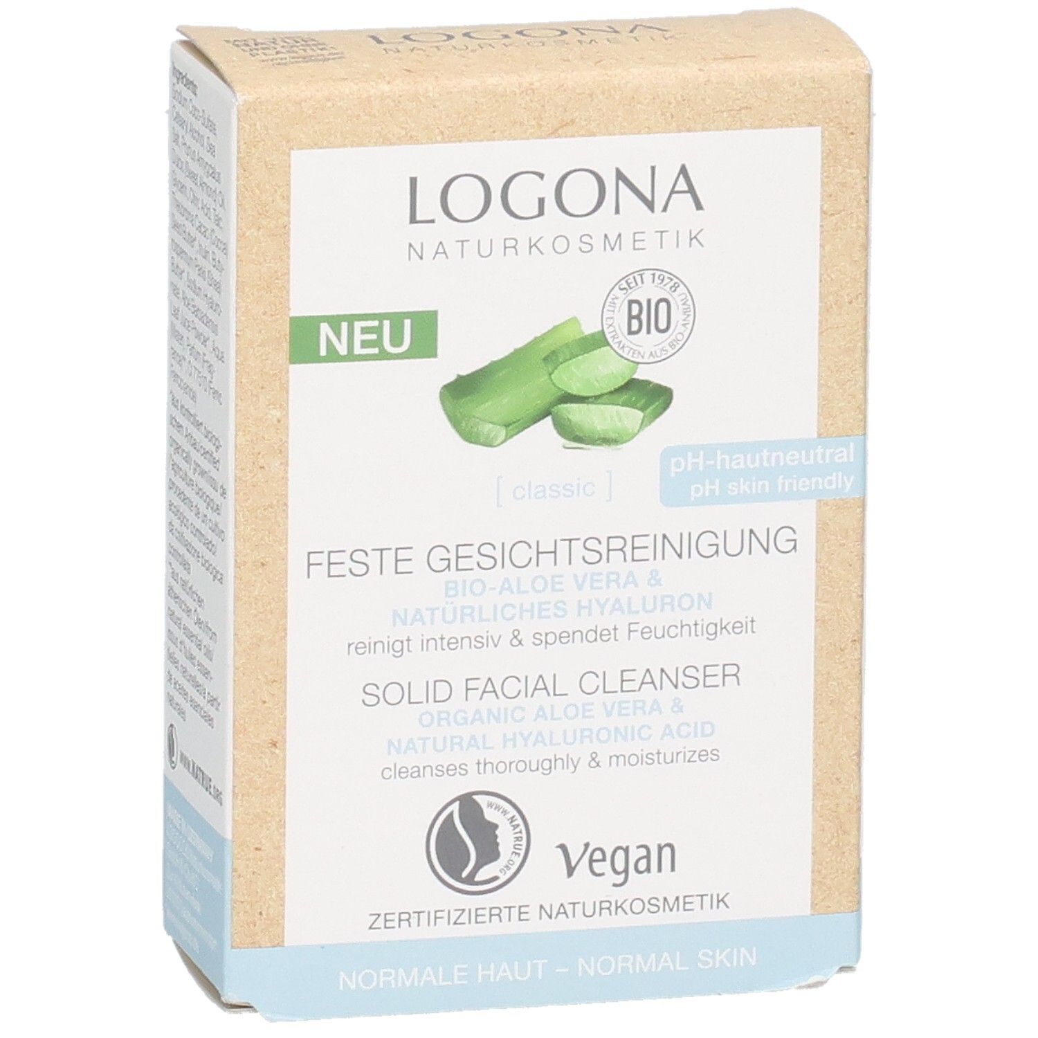 Kartonverpackung mit Produktinformationen. Logo, Produktname, Aloe Vera-Abbildung, Bio-Siegel, Vegan-Logo. Für normale Haut.