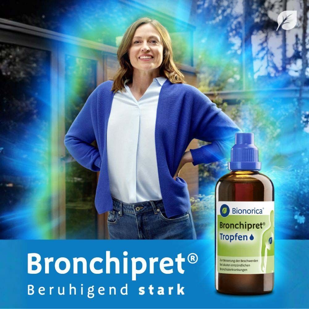 Frau mit Bronchipret® Tropfen Flasche. Flasche mit blauem Verschluss. Produktname und Logo sichtbar. Hintergrund: Frau im Freien.