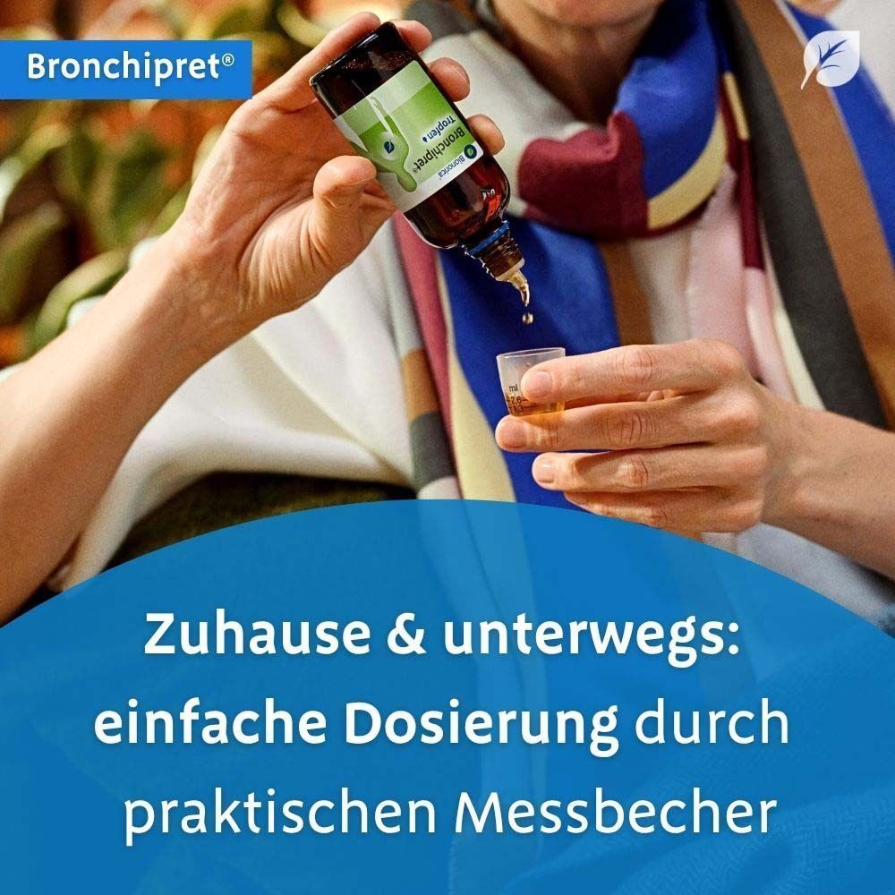 Nahaufnahme: Frau gießt Bronchipret® Tropfen in Messbecher. Text: Zuhause & unterwegs: einfache Dosierung durch praktischen Messbecher.