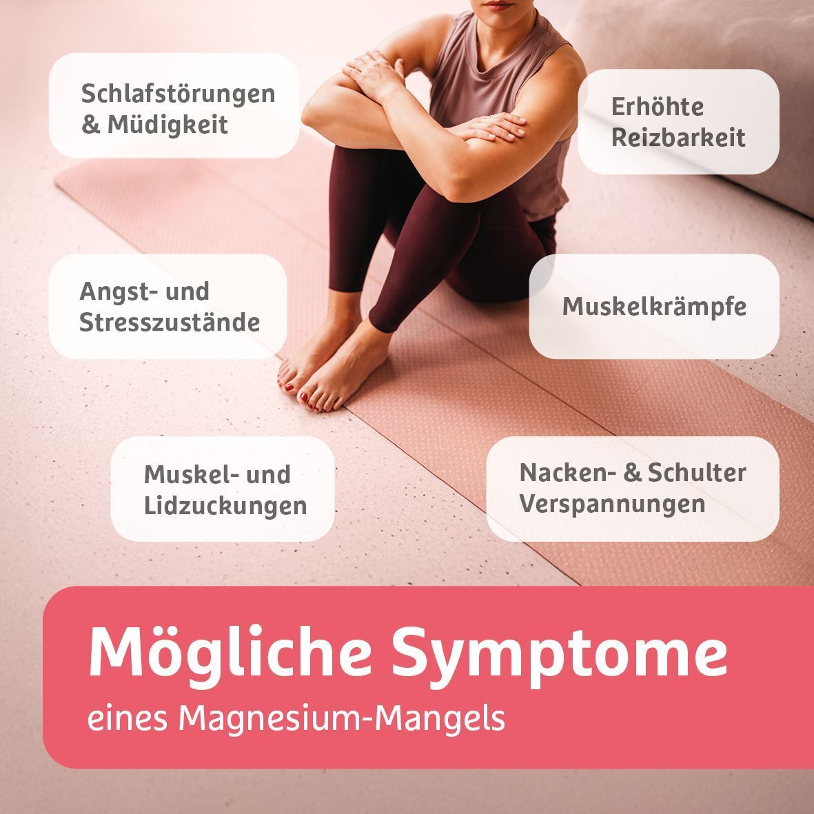 Eine Person sitzt auf einer Yogamatte. Text: Mögliche Symptome eines Magnesium-Mangels.  Piktogramme.