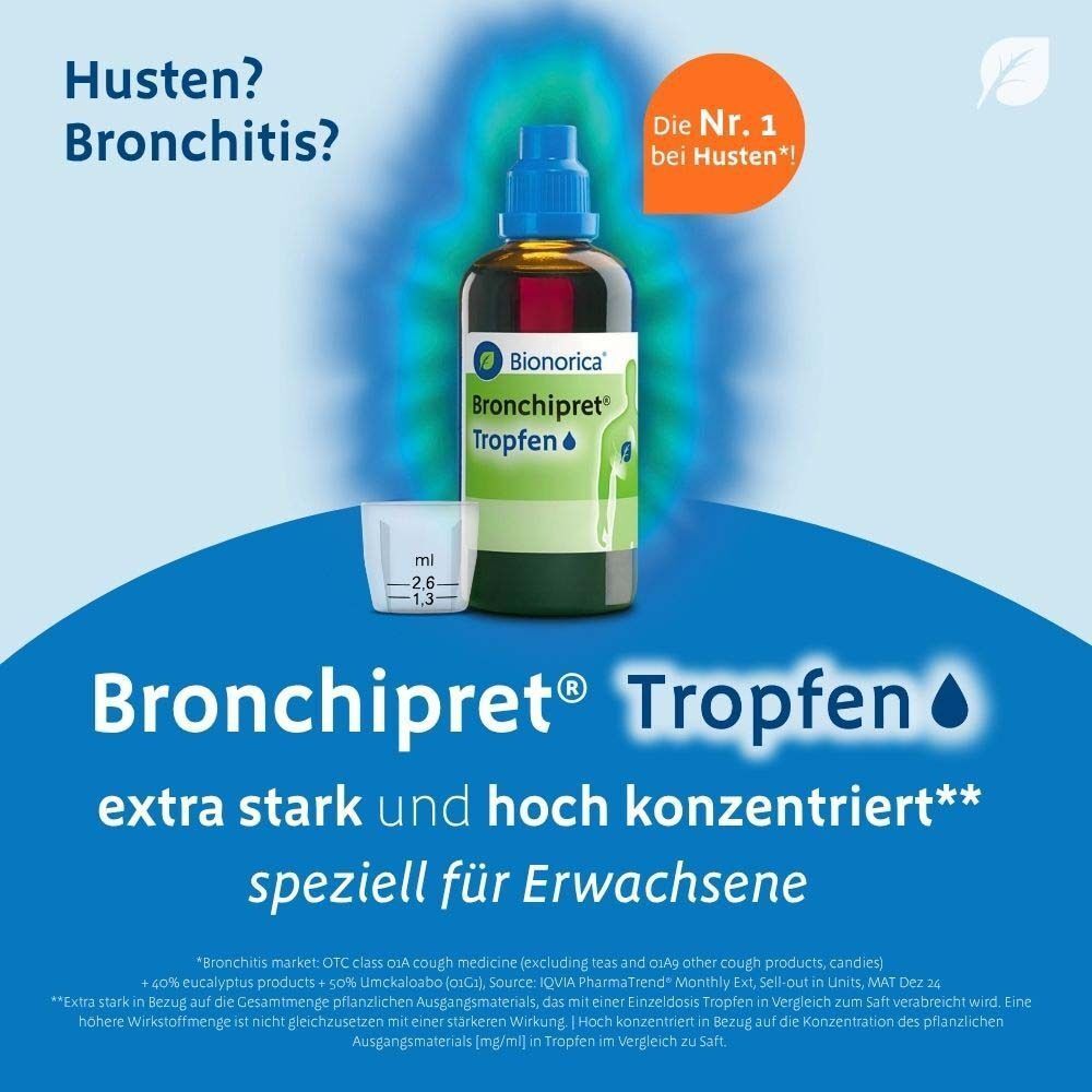 Flasche Bronchipret Tropfen und Messbecher. Aufschrift: extra stark und hoch konzentriert, speziell für Erwachsene.