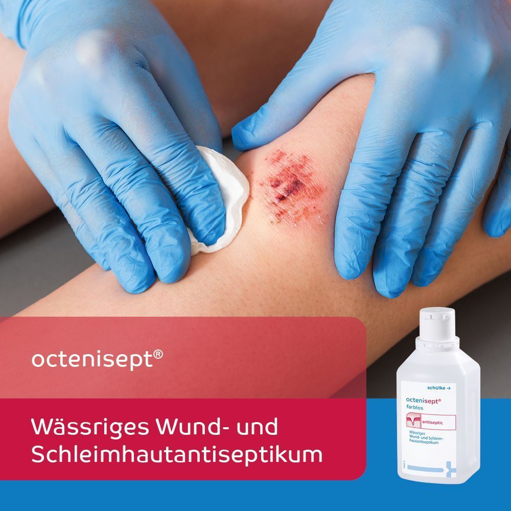 Person mit blauen Handschuhen reinigt Knie mit octenisept®. Aufschrift: Wässriges Wund- und Schleimhautantiseptikum.