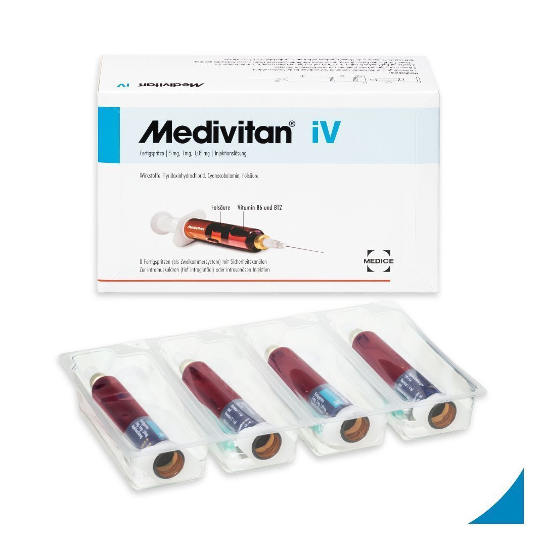 Packung Medivitan iV mit 8 Fertigspritzen. Darunter 3 Spritzen in Blistern. Auf der Packung Produktname und Informationen.