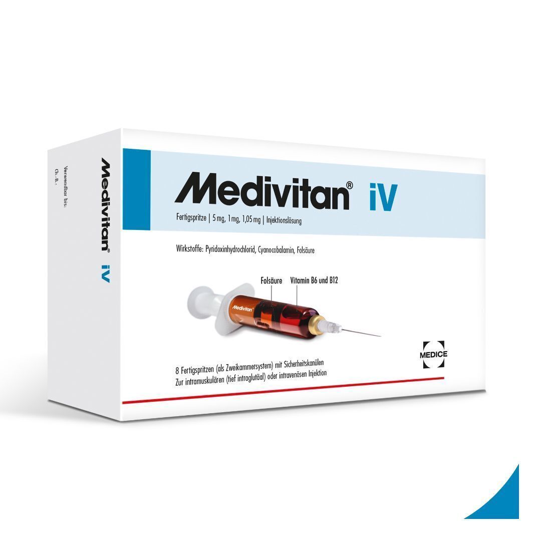 Packung Medivitan iV mit 8 Fertigspritzen. Auf der Packung Produktname und Informationen. Spritze mit roter Flüssigkeit.