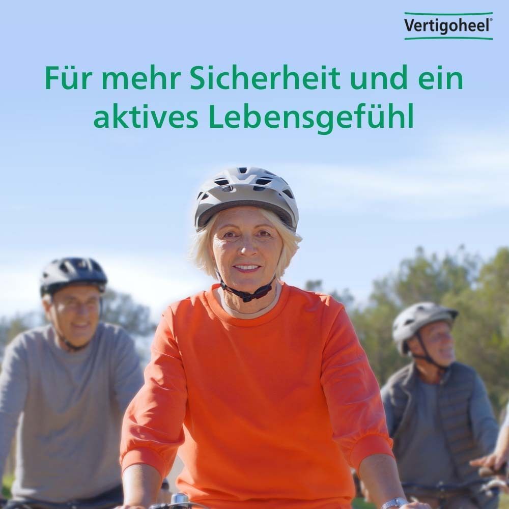 Drei Personen fahren Fahrrad. Eine Frau mit Helm lächelt. Text: Für mehr Sicherheit und ein aktives Lebensgefühl.
