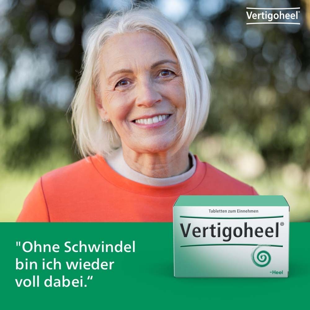 Frau lächelt. Neben ihr eine Packung Vertigoheel® Tabletten. Text: Ohne Schwindel bin ich wieder voll dabei.