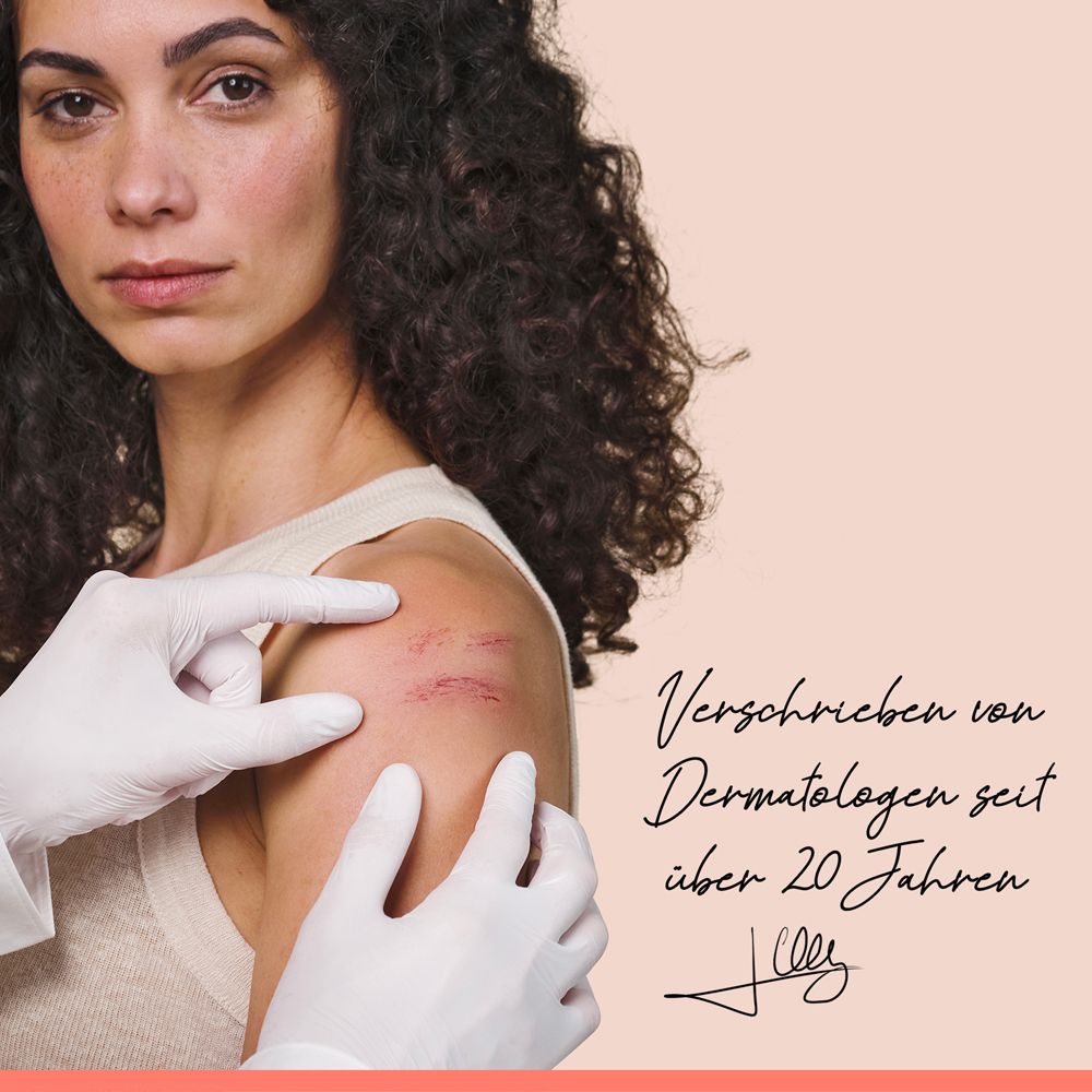 Eine Frau hält eine Tube Avène Cicalfate+ Repair-Creme. Text: Hautreizungen, nach Tätowierungen, Narben und Narbenmale.
