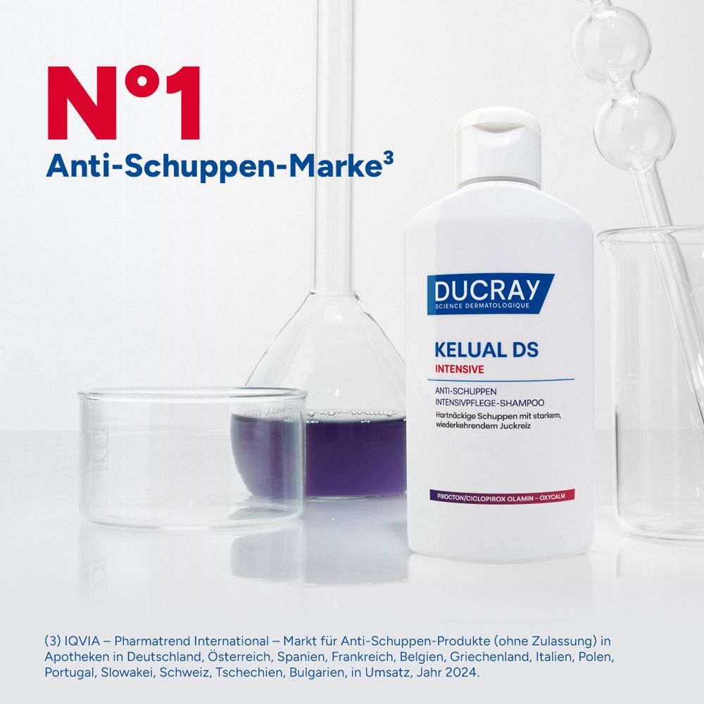 DUCRAY KELUAL DS INTENSIVE Shampoo neben Laborutensilien. Text: N°1 Anti-Schuppen-Marke.