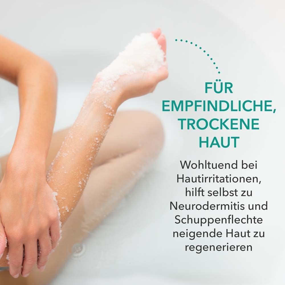 Person hält Salz in der Hand. Text: Für empfindliche, trockene Haut. Hilft bei Hautreizungen, Neurodermitis und Schuppenflechte.