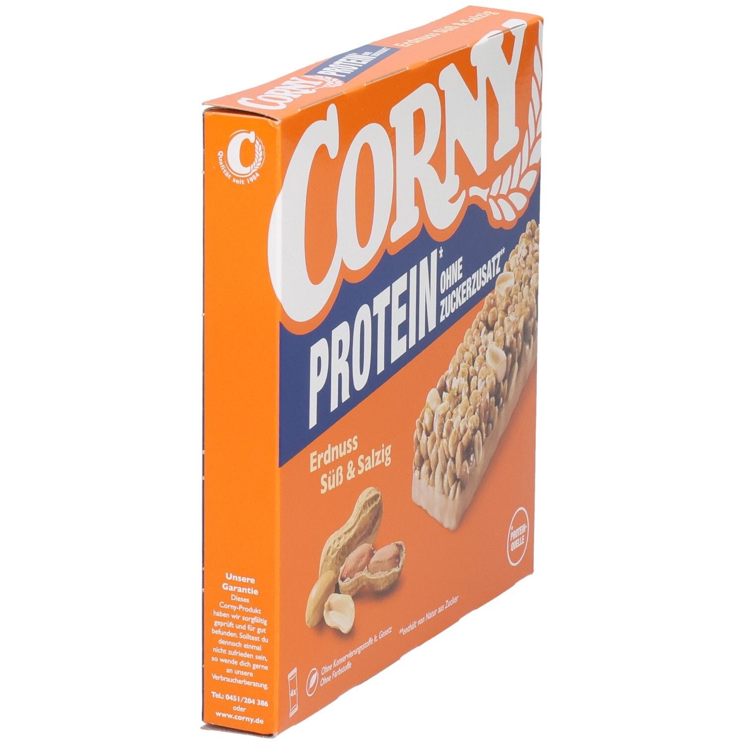 Schachtel Corny Protein Erdnuss Süß & Salzig, orange. Seitenansicht. Text: Ohne Zuckerzusatz. Produktabbildung und Erdnüsse.