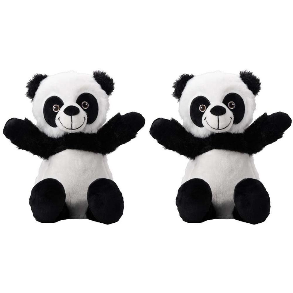 Zwei Stofftiere in Panda-Form. Schwarz-weiß, mit offenen Armen. Schwarze Ohren und Augenpartien. Sitzt.