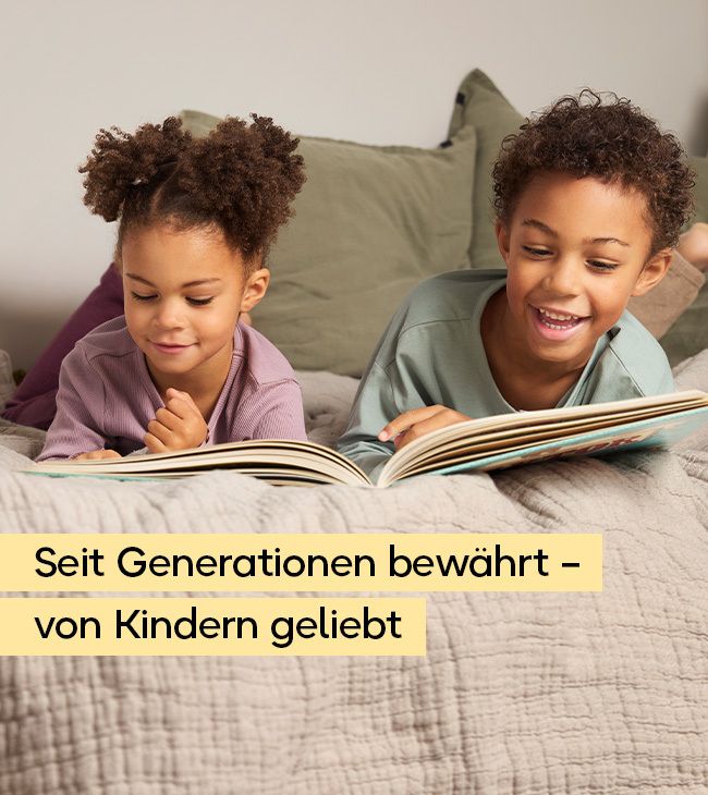 Zwei Kinder liegen auf einem Bett und lesen ein Buch. Text: Seit Generationen bewährt - von Kindern geliebt.