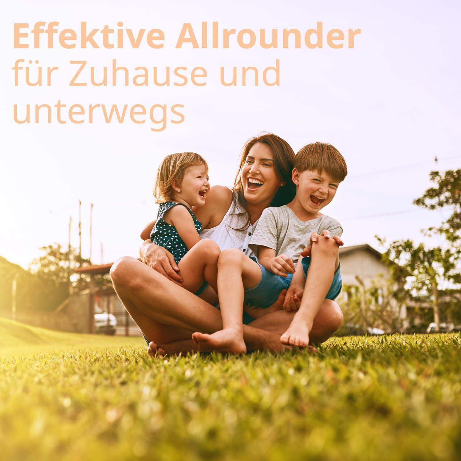 Eine Frau sitzt auf einer Wiese und lacht mit zwei Kindern. Text: Effektive Allrounder für Zuhause und unterwegs.
