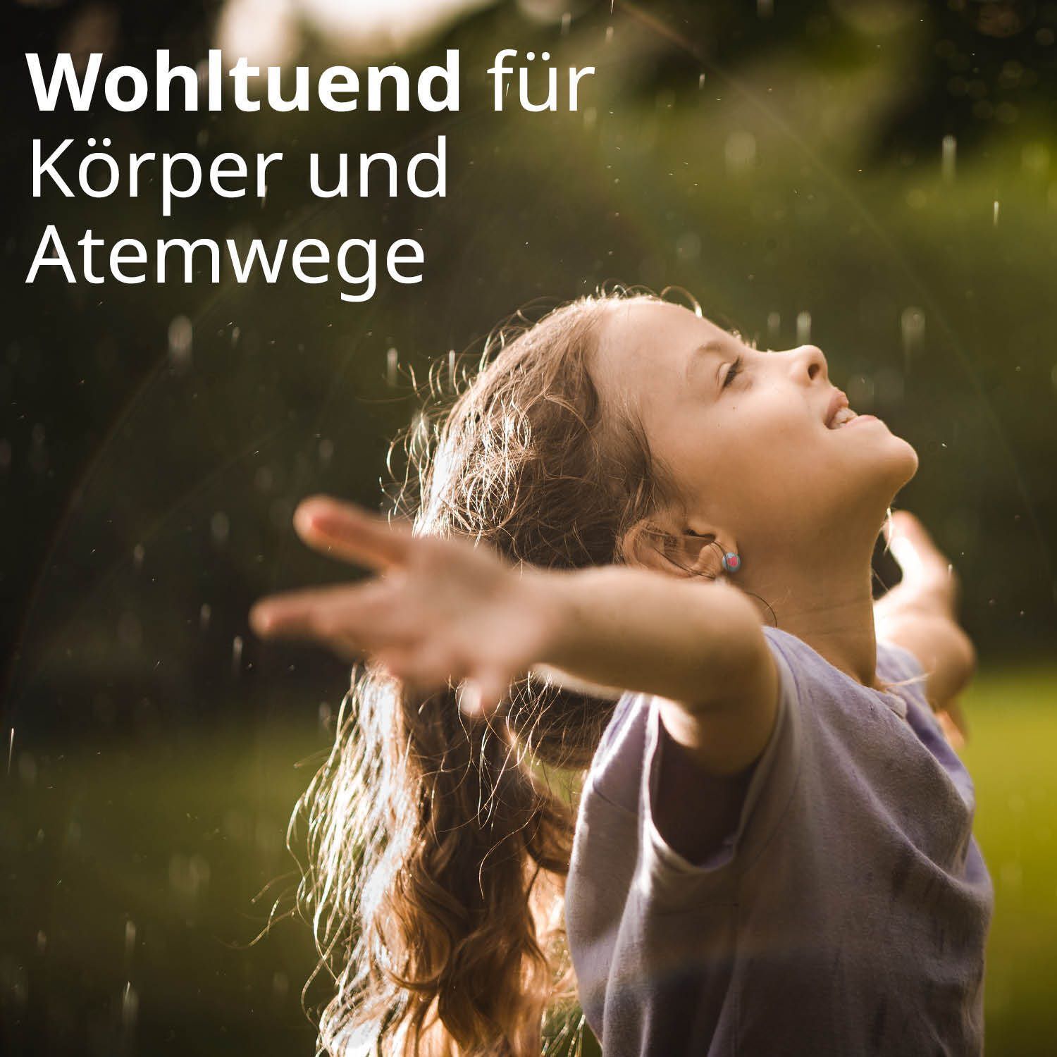 Ein junges Mädchen mit offenen Armen im Regen. Text: Wohltuend für Körper und Atemwege.