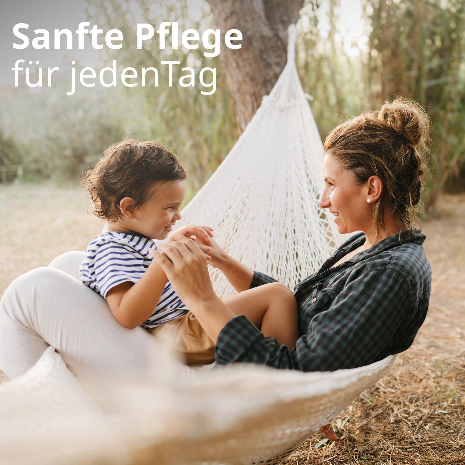 Mutter und Kind in einer Hängematte. Text: "Sanfte Pflege für jeden Tag".
