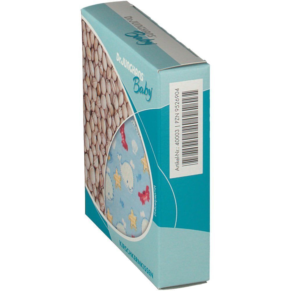 Rechteckiger Karton mit Kirschkernkissen. Aufdruck: Dr. Junghans Baby. Kissen mit blauem Stoff und Wal-Motiv. Barcode und Artikelnummer.