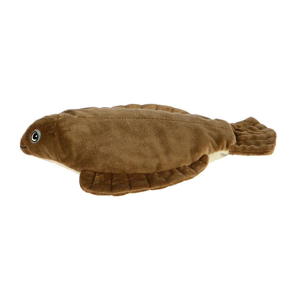 Braune, plüschige Scholle. Flache Form, Augen und Mund. Flügelartige Seiten. Auf weißem Hintergrund.
