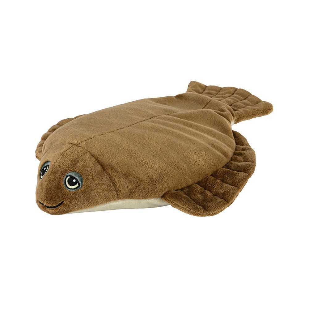 Braune, plüschige Scholle mit Gesicht. Flache Form, Augen und Mund. Flügelartige Seiten. Auf weißem Hintergrund.