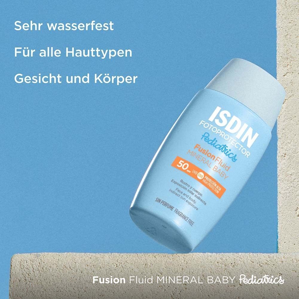 Blaue Flasche mit weißem Deckel. Aufschrift: ISDIN Fotoprotector Pediatrics Fusion Fluid Mineral Baby LSF 50. Text: Sehr wasserfest, für alle Hauttypen.