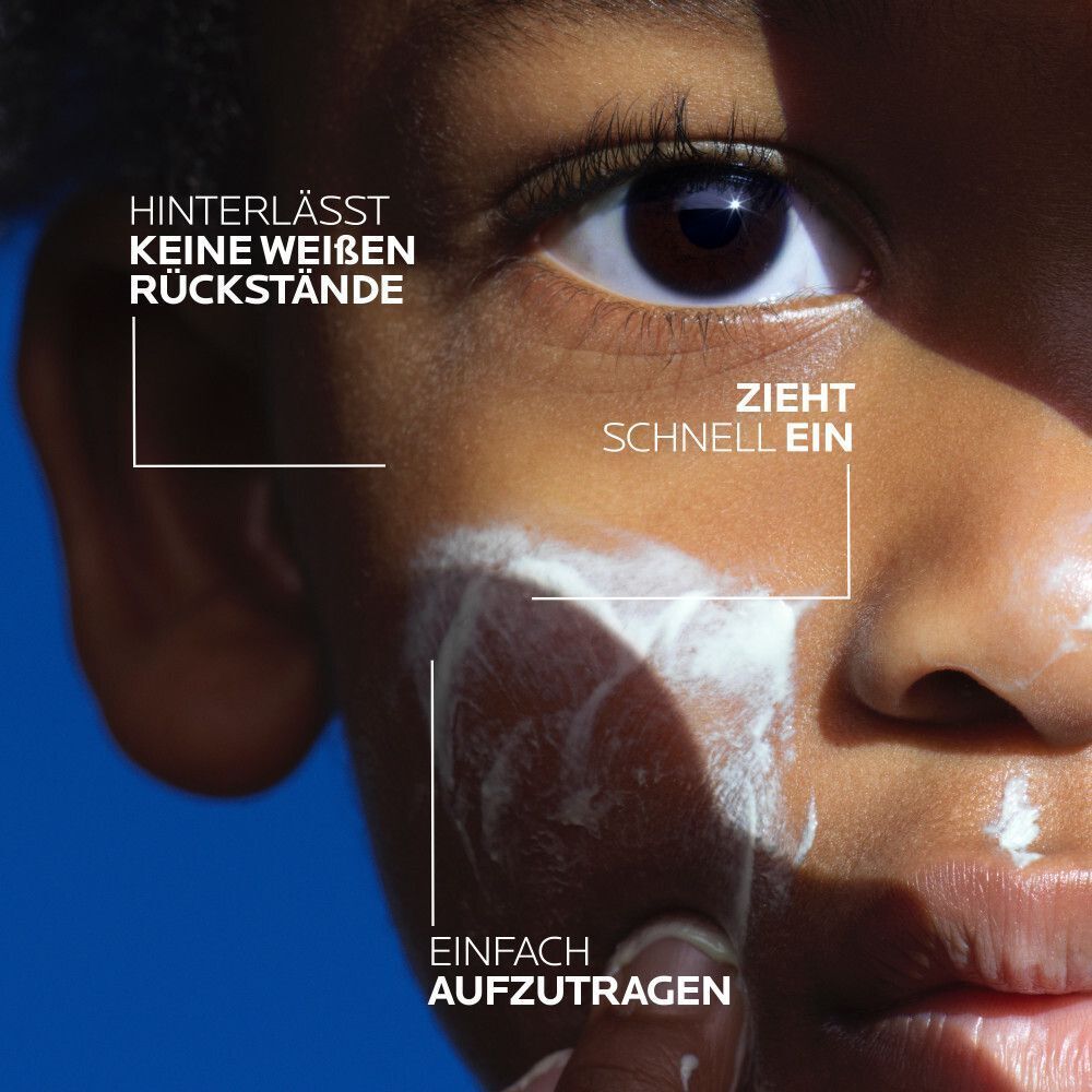 Nahaufnahme eines Gesichts. Aufgetragenes Produkt auf der Haut. Text: Hinterlässt keine weißen Rückstände, zieht schnell ein, einfach aufzutragen.
