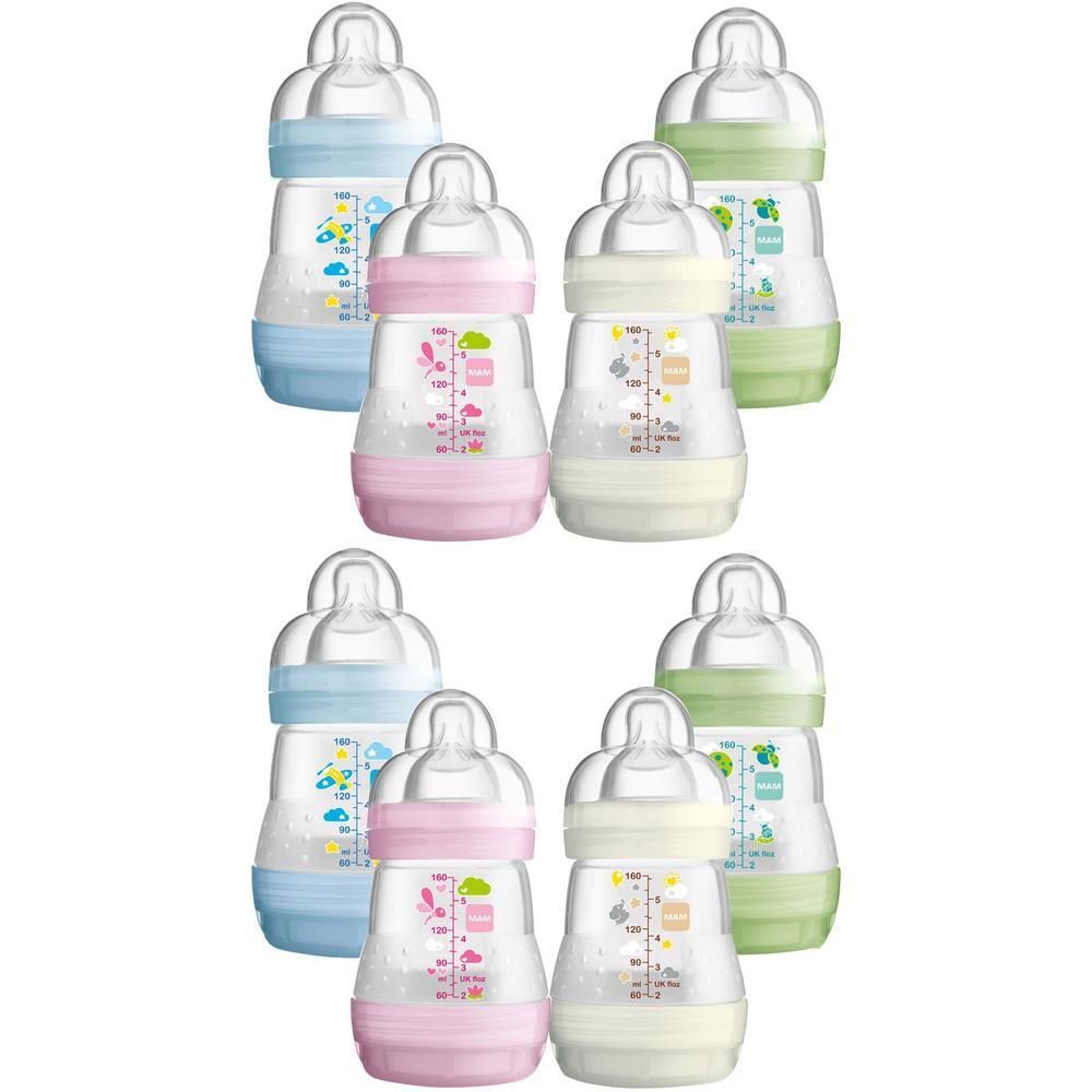 Mehrere Babyflaschen in verschiedenen Farben. Mit Messskala und MAM-Logo. Sauger aus Silikon.