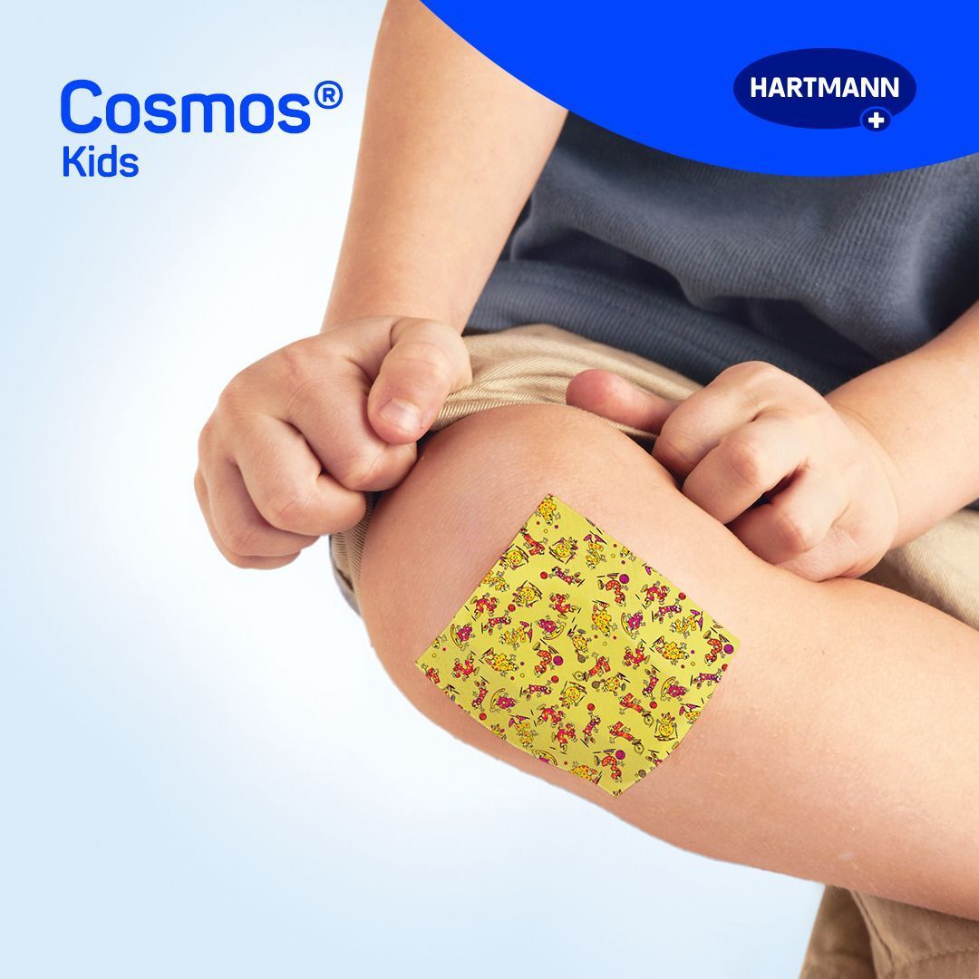 Kind mit gelbem Pflaster auf dem Knie. Pflaster mit bunten Motiven. Produktname und Logo im Hintergrund.