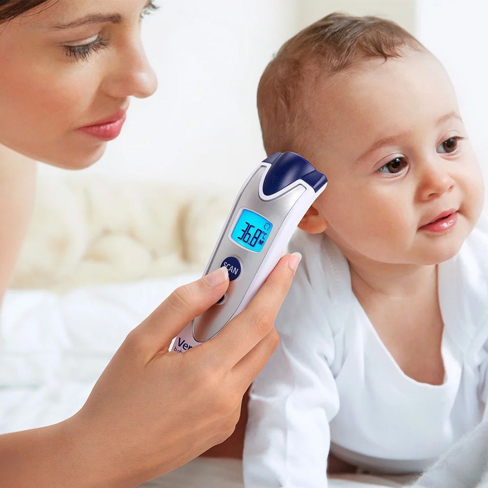 Veroval baby Thermometer bei Anwendung. Kontaktlose Messung am Ohr eines Babys. Digitalanzeige mit Temperatur.