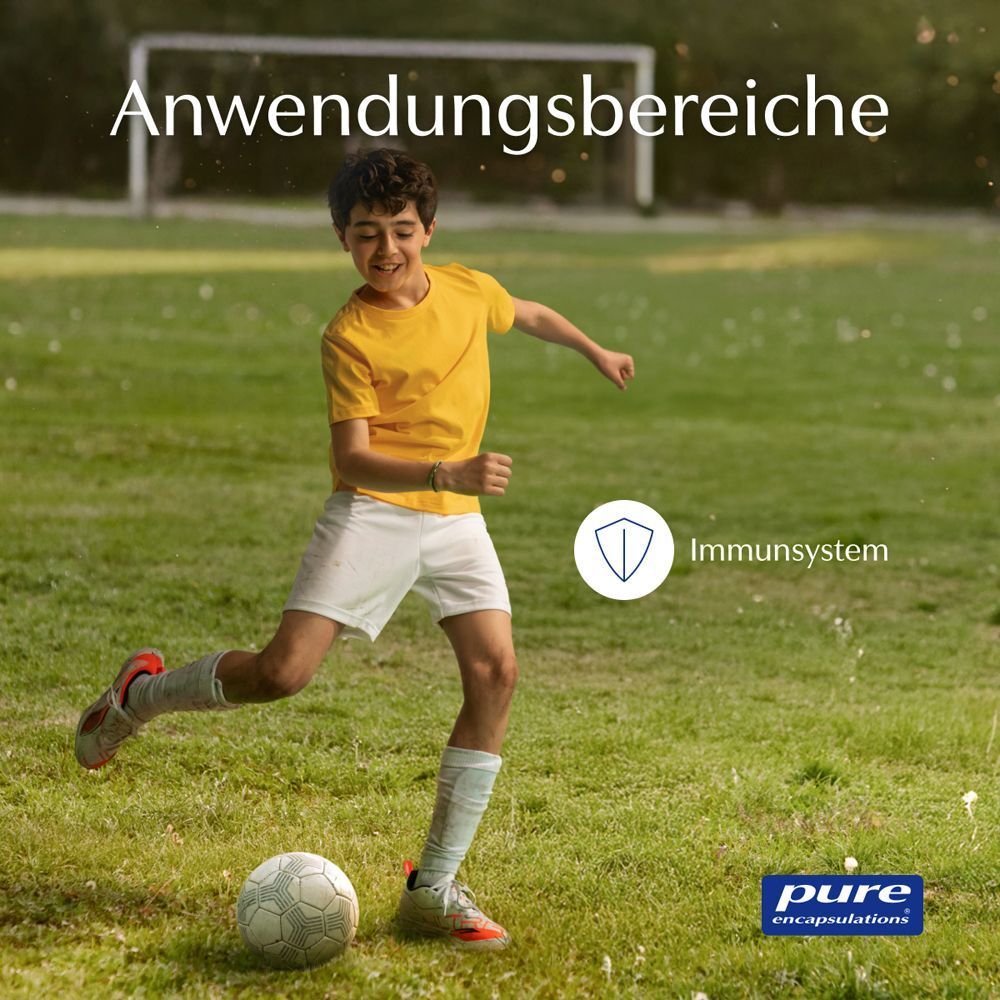 Ein Junge spielt Fußball auf einem Rasen. Im Hintergrund ein Tor. Logo: pure encapsulations®. Text: Anwendung: Immunsystem.
