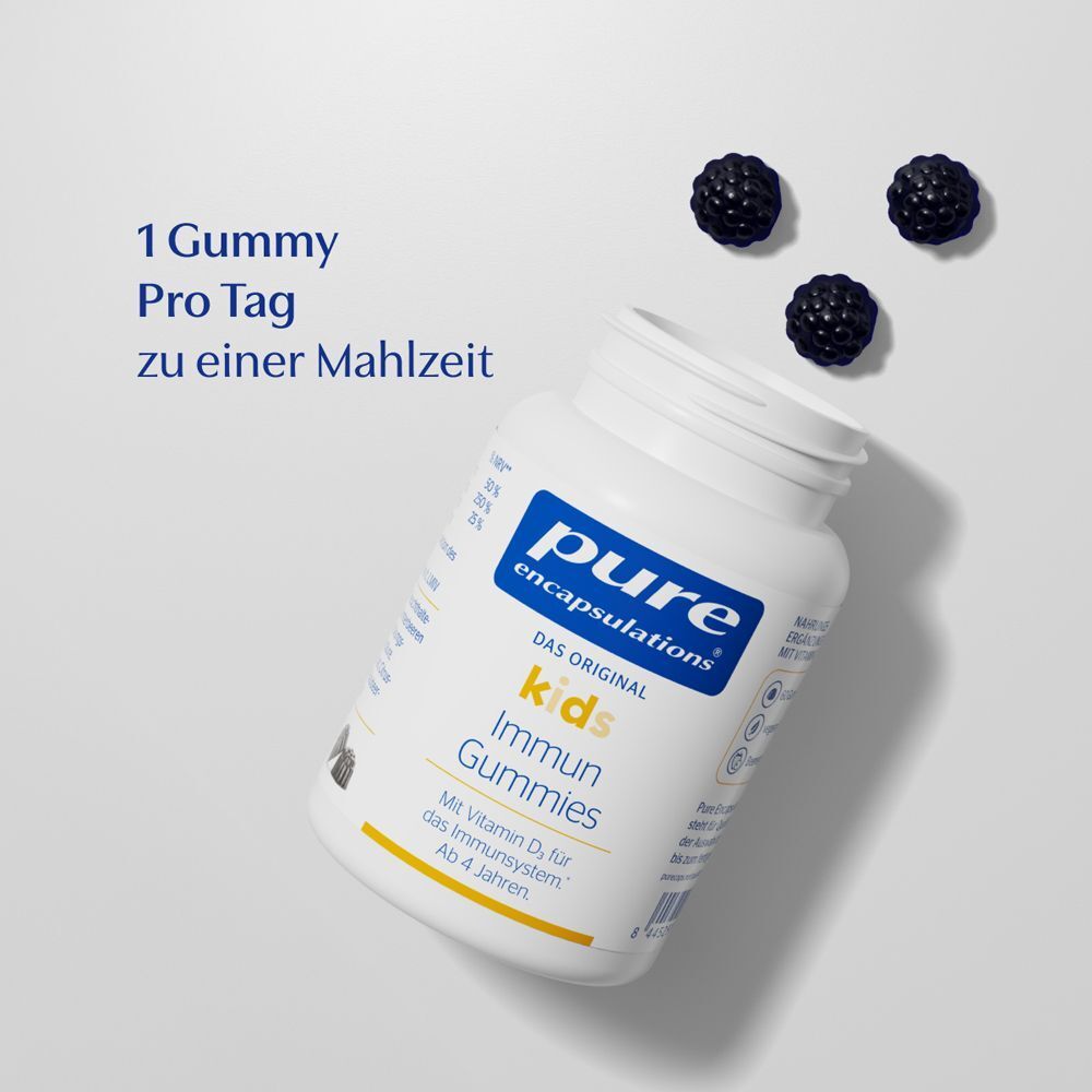 Eine weiße Flasche mit blauen Etikett. Aufschrift: pure encapsulations® kids Immun Gummies. Text: 1 Gummie pro Tag. 3 schwarze Gummibärchen.
