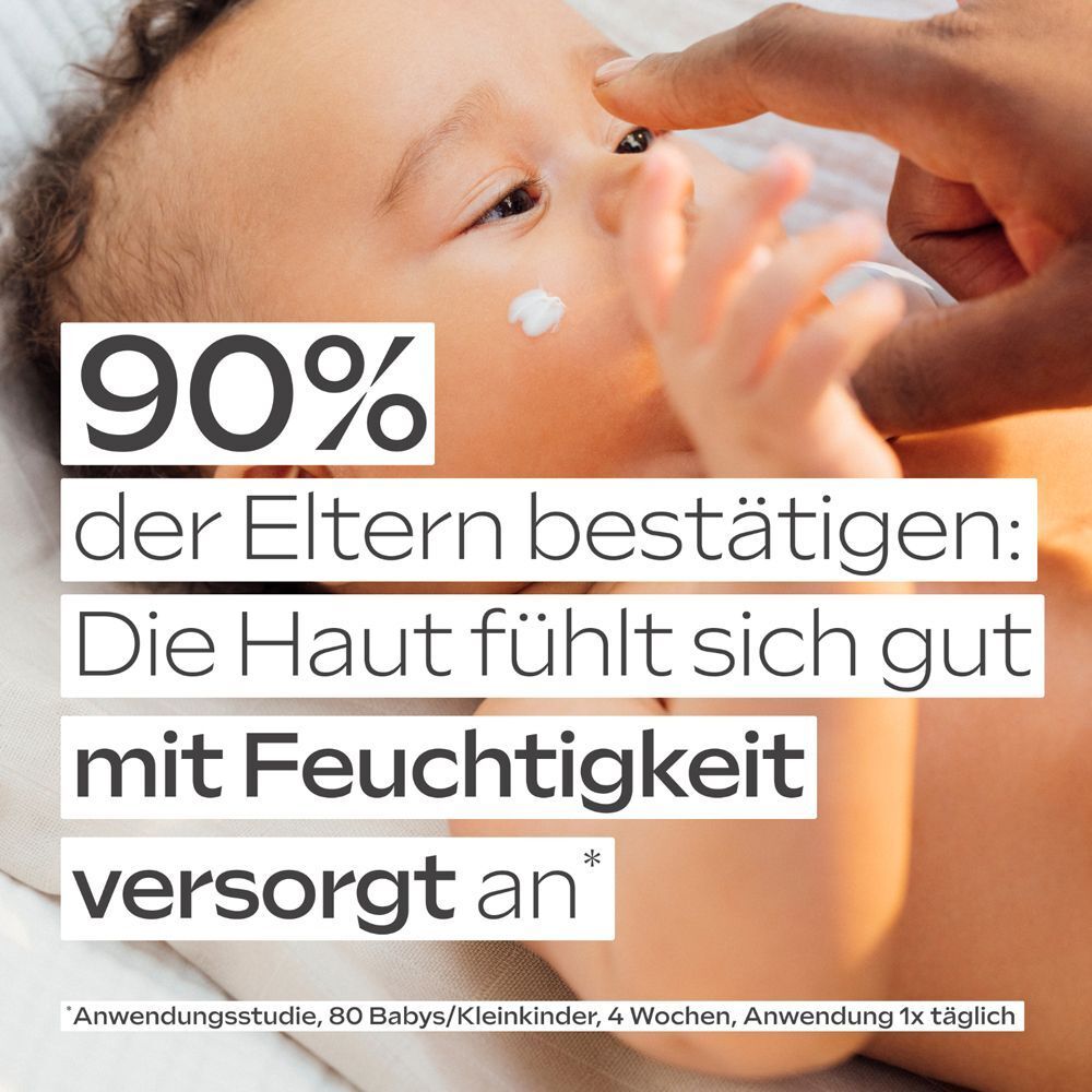 Baby mit Text: 90% der Eltern bestätigen: Die Haut fühlt sich gut mit Feuchtigkeit versorgt an.
