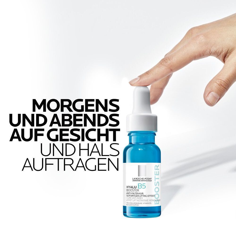 Hand hält Hyalu B5 Booster Flasche. Text: Morgens und abends auf Gesicht und Hals auftragen.