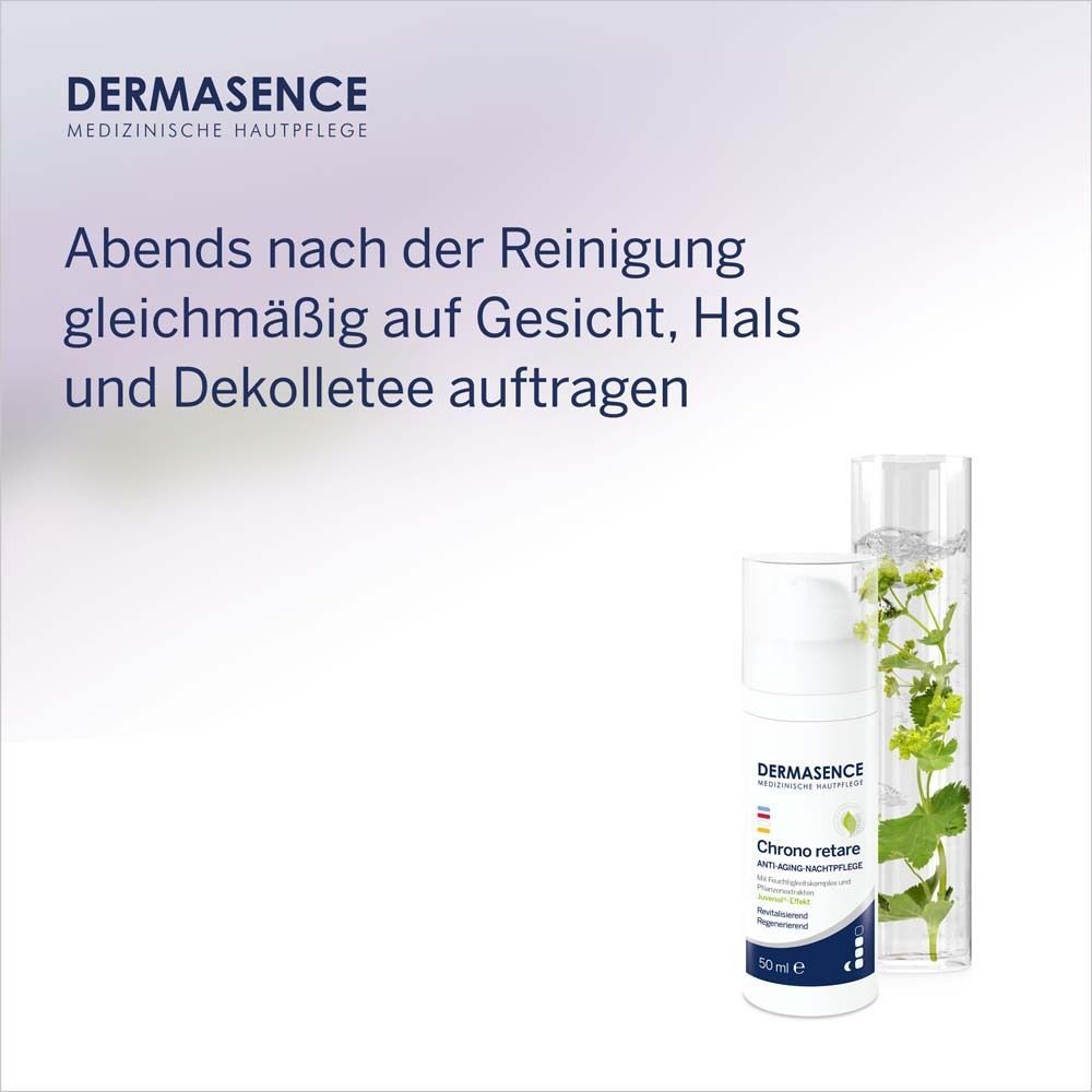 Weiße Pumpflasche mit Produktetikett und Pflanzenabbildung. Aufschrift: DERMASENCE, Chrono retare Anti-Aging-Nachtpflege. Text: Abends auftragen.